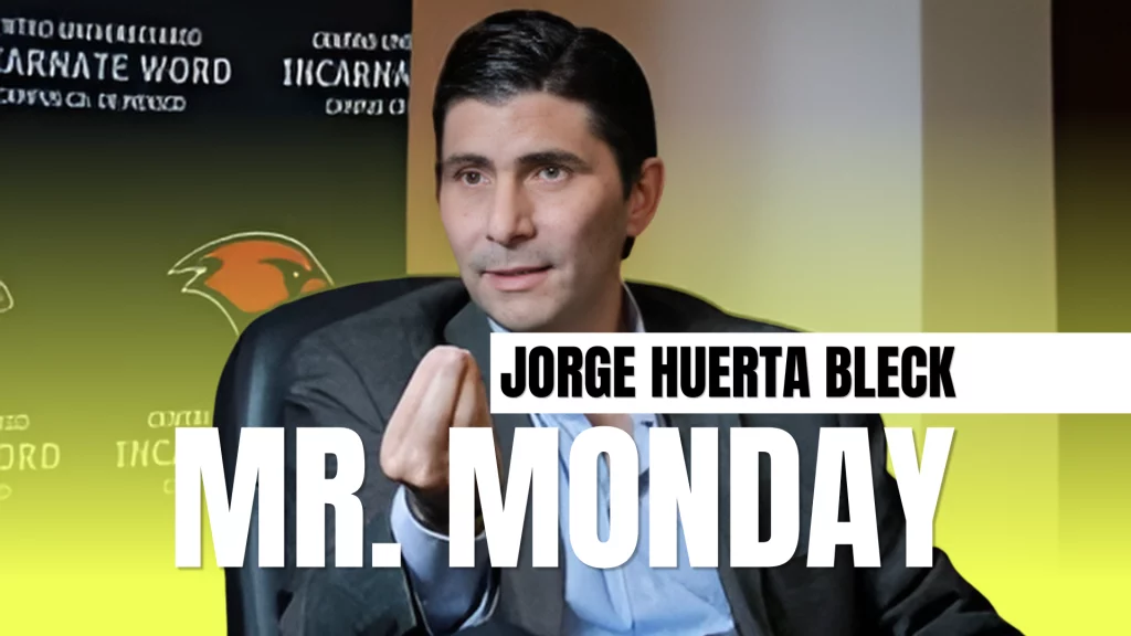 Jorge Huerta Bleck compartiendo su visión de negocios en el escenario como de los mejores conferencistas de mexico.