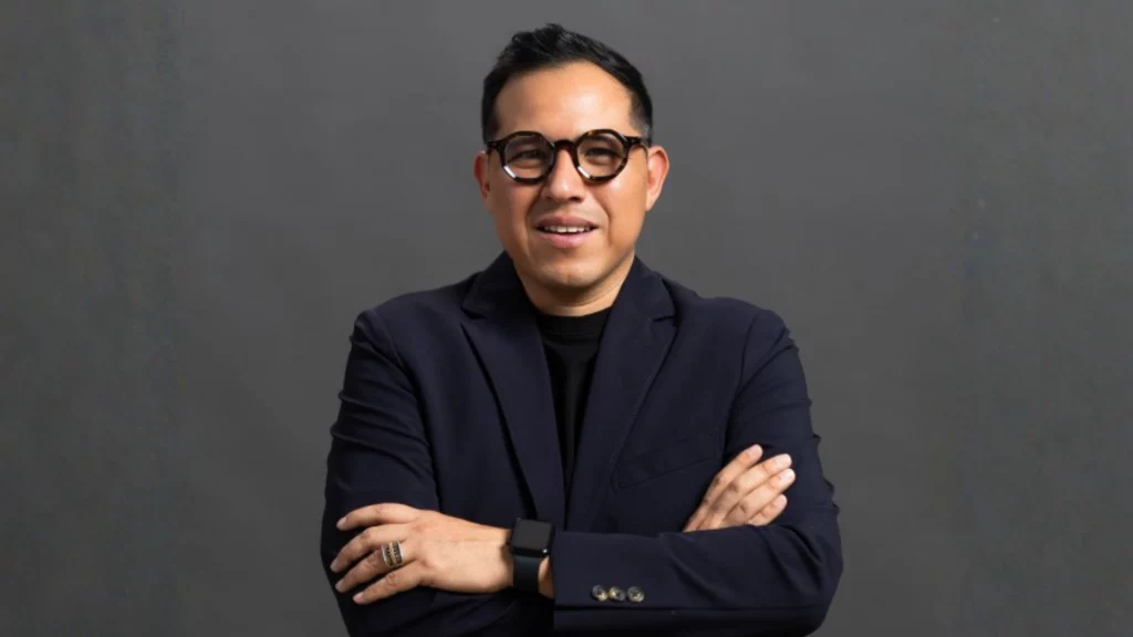 Wario Duckerman, el mejor conferencista de superación personal, dando una ponencia sobre IA.