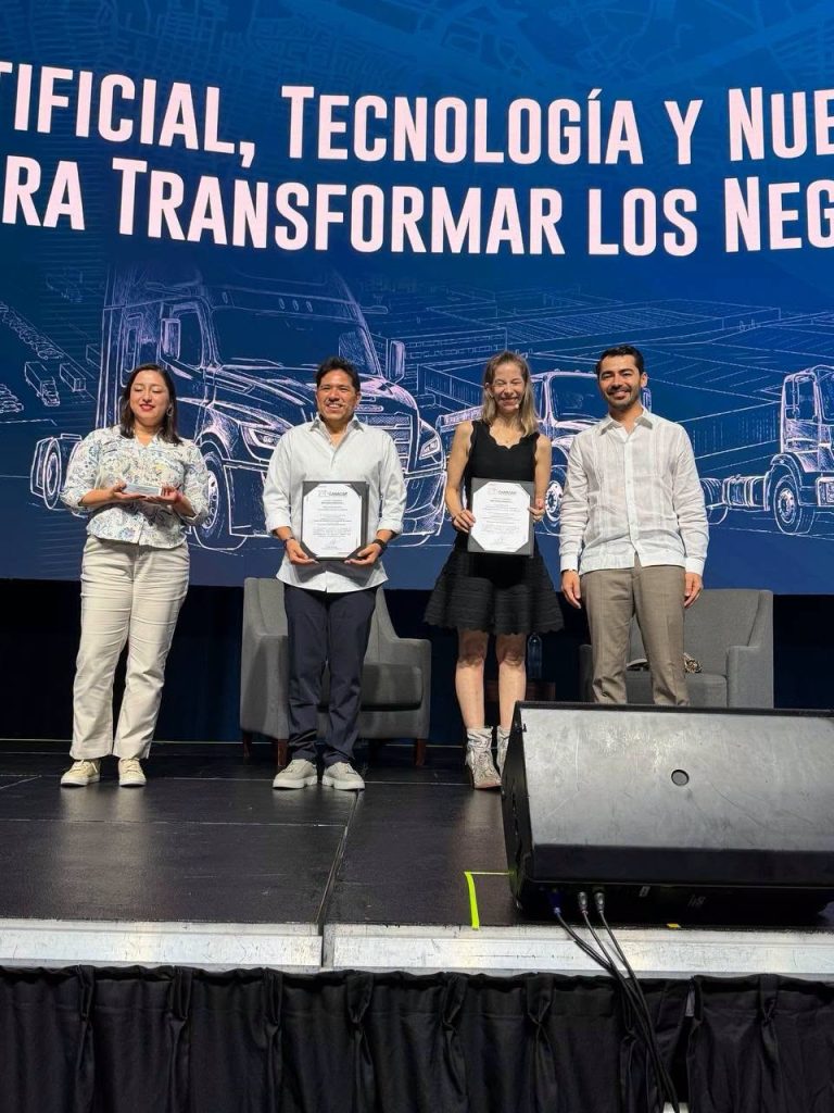 Wario Duckerman y Karla Berman con sus reconocimientos al cierre de la conferencia de inteligencia artificial en la Convención Nacional CANACAR 2026