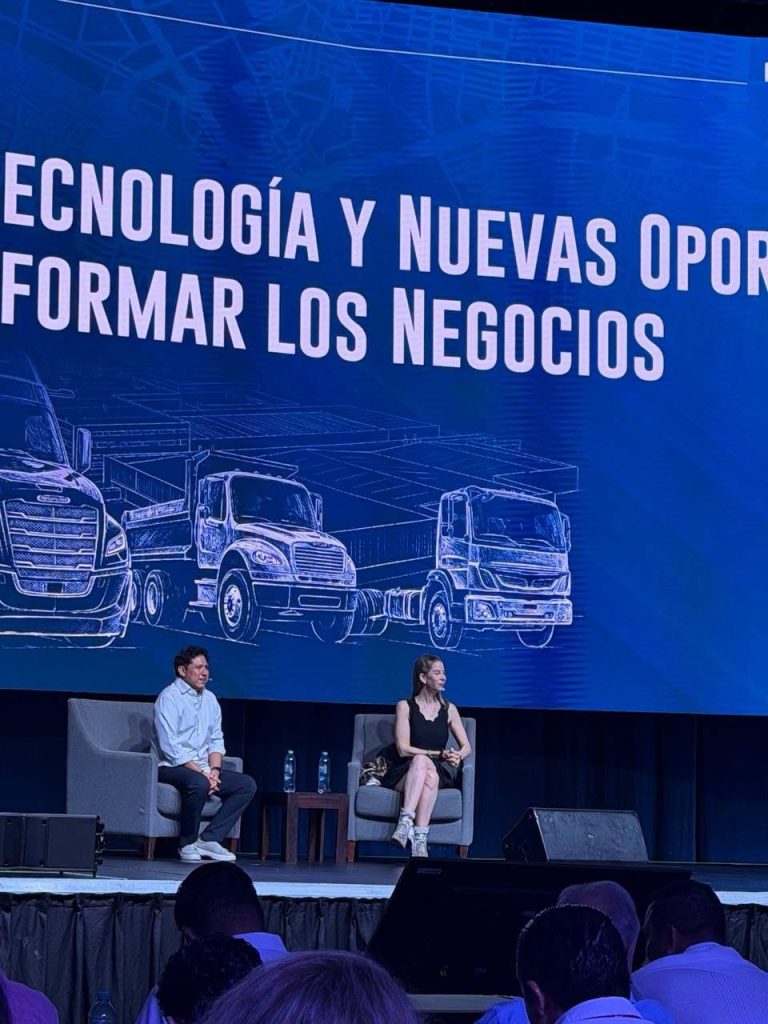 Wario Duckerman y Karla Berman en el escenario de la conferencia de inteligencia artificial de la Convención CANACAR 2026, patrocinada por Freightliner