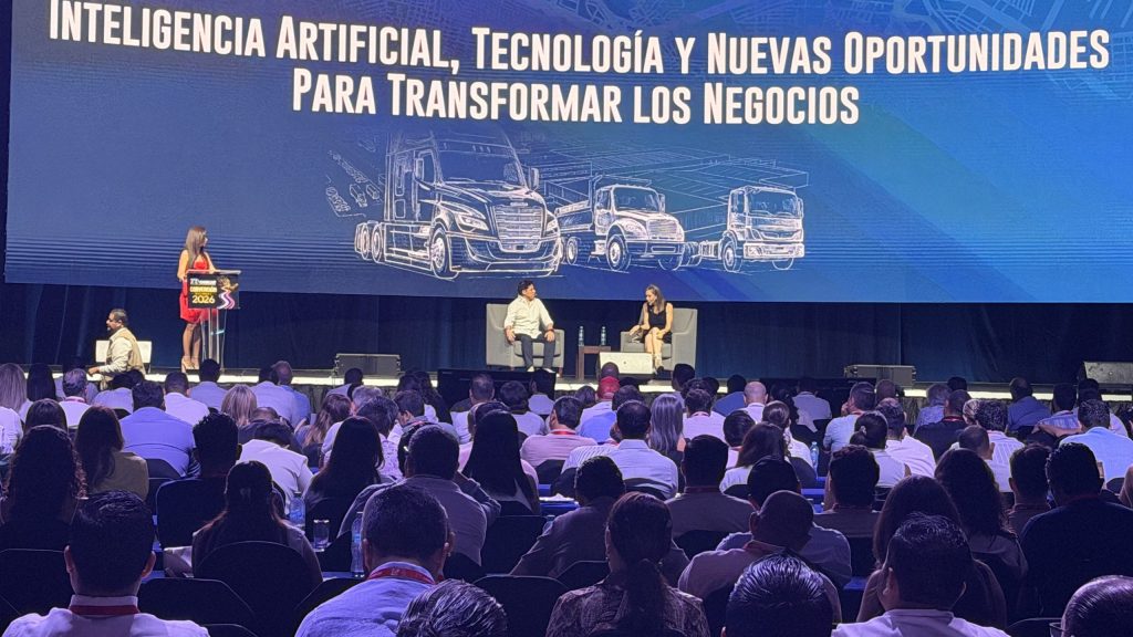 Wario Duckerman y Karla Berman en el panel de preguntas y respuestas de la conferencia de inteligencia artificial en la Convención CANACAR 2026