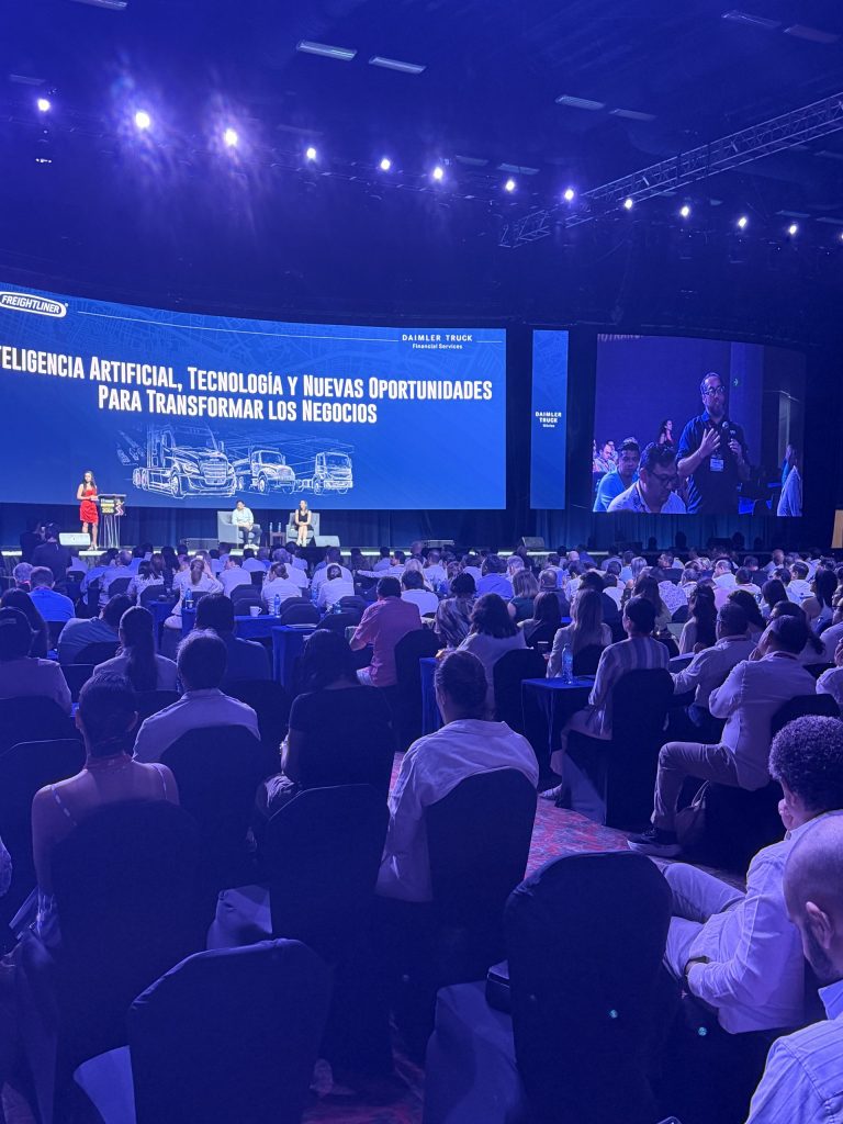 Sala llena de transportistas en la conferencia Inteligencia Artificial, Tecnología y Nuevas Oportunidades para Transformar los Negocios en CANACAR 2026